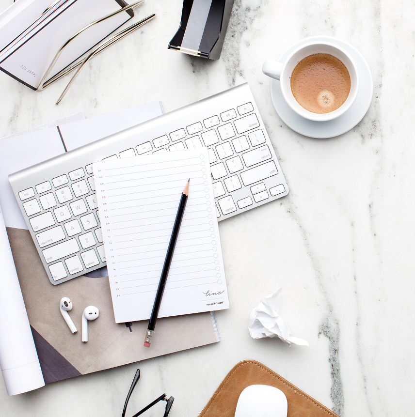 neporiadok na stole mačka a gauč